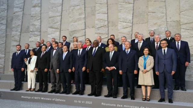 Bakan Akar, NATO karargahında aile fotoğrafı çekimine katıldı