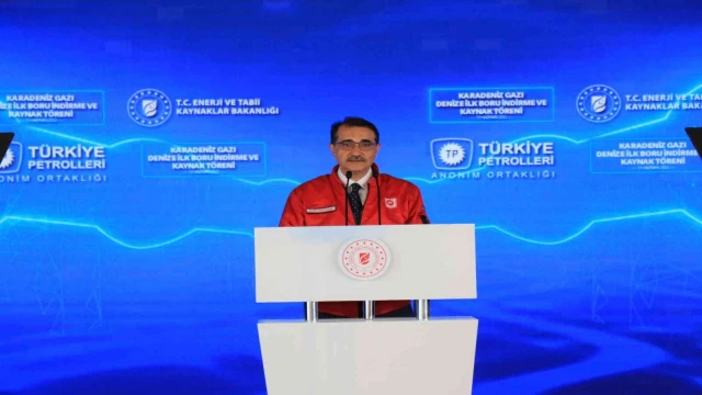Bakan Dönmez: ”Bugün, yaklaşık 2 yıl önce keşfini milletimize müjdelediğimiz Karadeniz gazını denizden karaya taşıyacak ilk boruları denize indireceğiz”