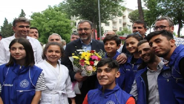 Bakan Mehmet Muharrem Kasapoğlu pazar esnafından alışveriş yaptı