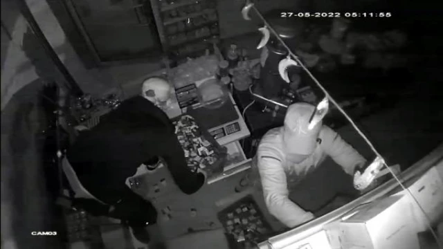 Bakkaldan hırsızlık kamerada