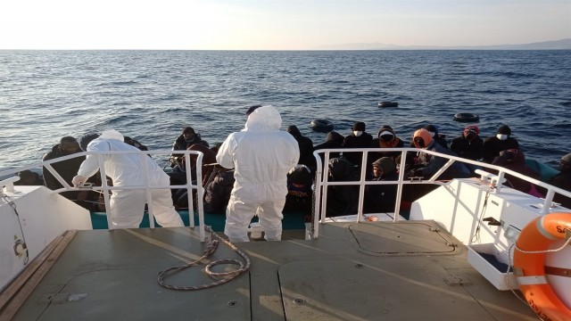 Balıkesir açıklarında 35 düzensiz göçmen Sahil Güvenlik tarafından kurtarılırdı