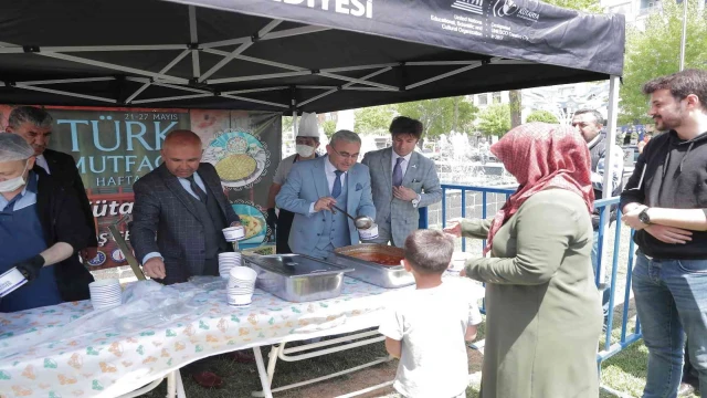 Başkan Alim Işık, halka ’sıkıcık çorbası’ ikram etti