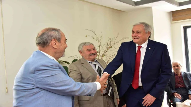 Başkan Bakkalcıoğlu partililerle bayramlaştı