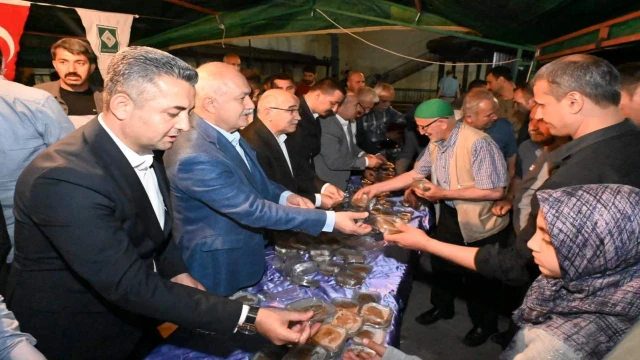 Başkan Kara, vatandaşlara helva ikram etti