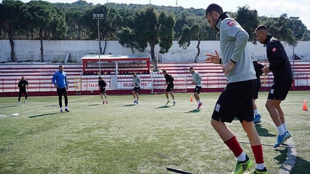 Başkan Mesut Ergin’den Ayvalıkgücü Belediyespor Antrenmanına Sürpriz Ziyaret