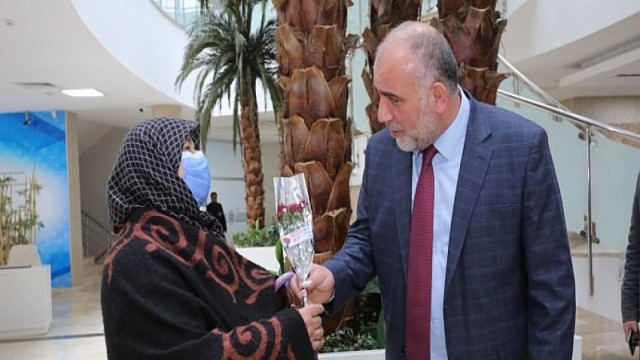 Başkan Sandıkçı’dan Kadınlara Anlamlı Kutlama
