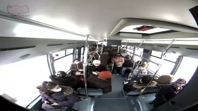 Bayılan yolcuyu güzergahını değiştirerek hastaneye yetiştirdi