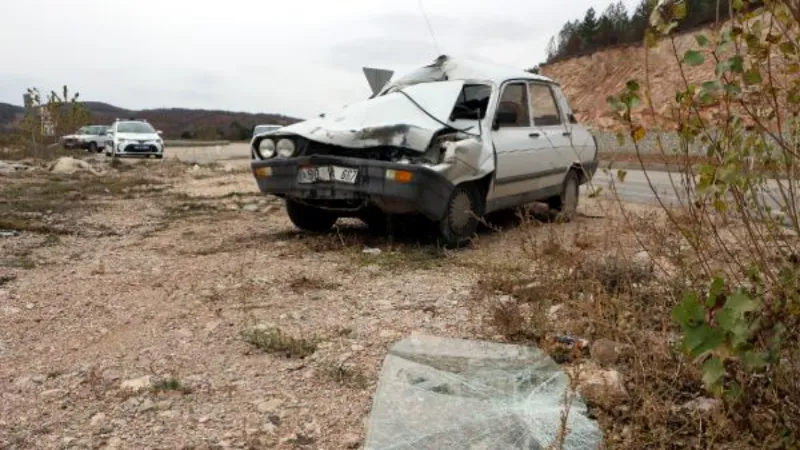 Otomobil, ağaç yüklü traktöre çarptı: 2'si bebek, 1'i çocuk 6 yaralı