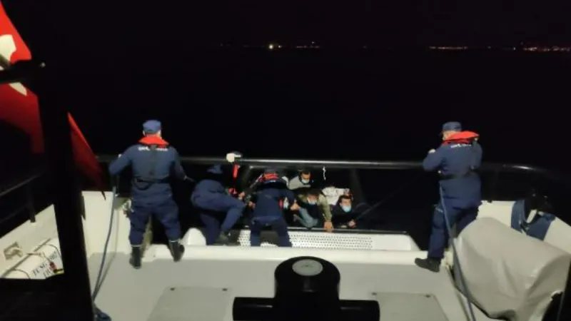 İzmir'de 155 kaçak göçmen ve 3 organizatör şüphelisi yakalandı, 50 göçmen kurtarıldı