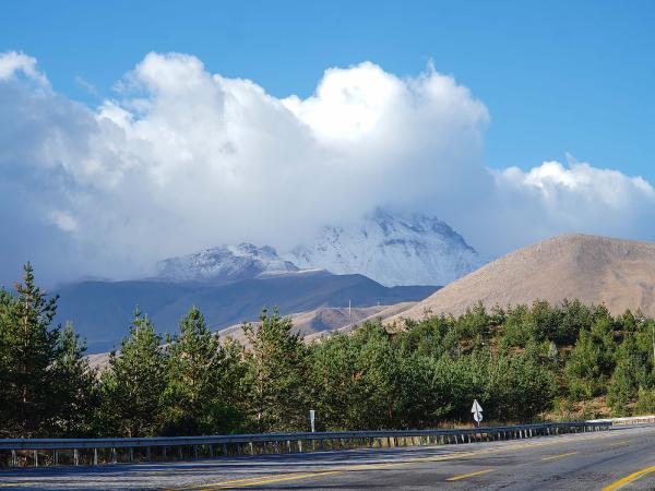 Erciyes'e mevsimin ilk karı yağdı