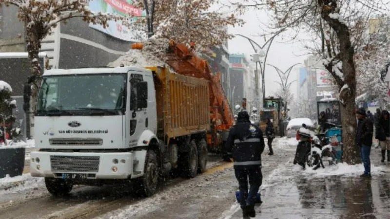 Van'da kapanan 345 yerleşim yeri yolundan 297'si açıldı