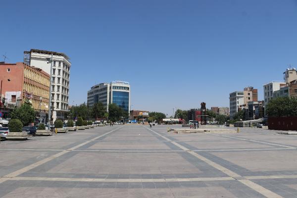 Diyarbakır'da sıcak nedeniyle cadde ve sokaklar boş kaldı