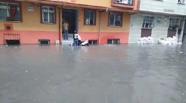 Esenyurt Pınar Mahallesi'nde sokaklar göle döndü