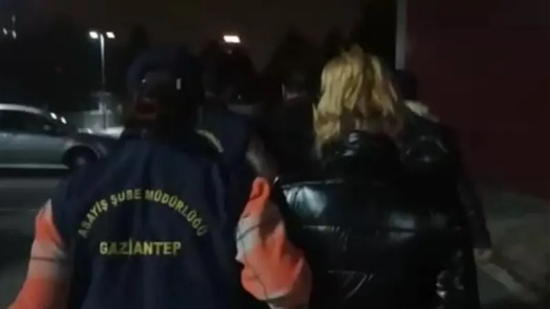 Rezidansta bina yöneticisinin odasına el yapımı patlayıcı atan 2 şüpheli tutuklandı