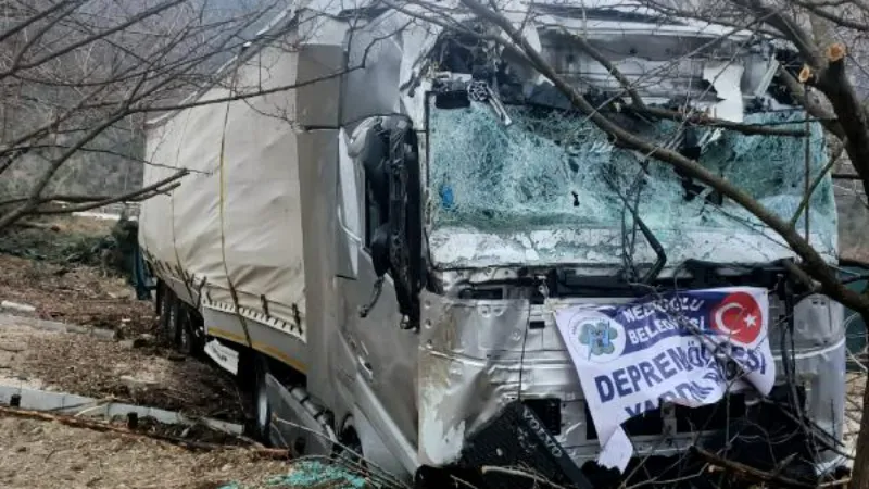 Deprem bölgesine yardım götüren TIR ağaçlara çarptı: 1 yaralı 