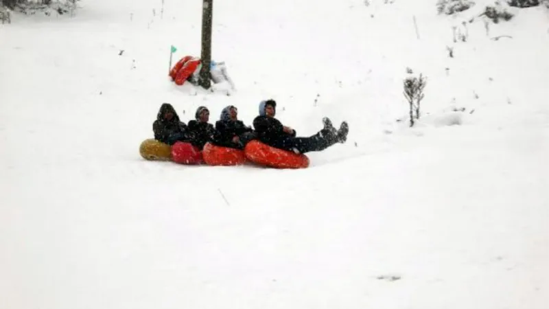 Bolu Abant'ta şambrellerle kayak