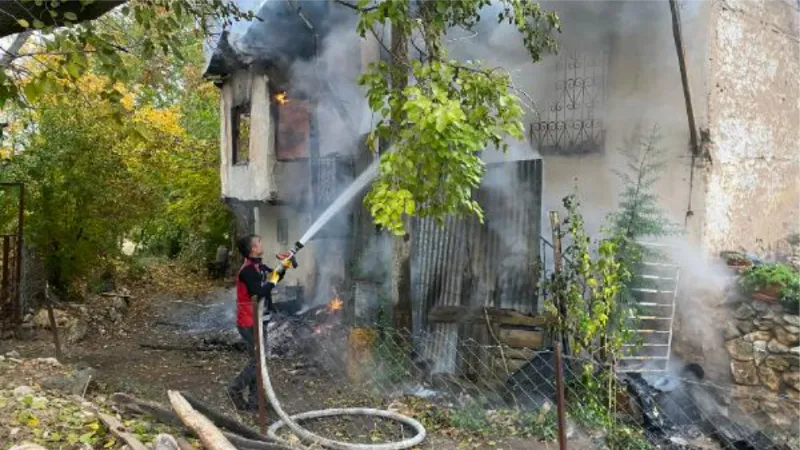 Elazığ'da 2 katlı evde yangın; 1 yaralı