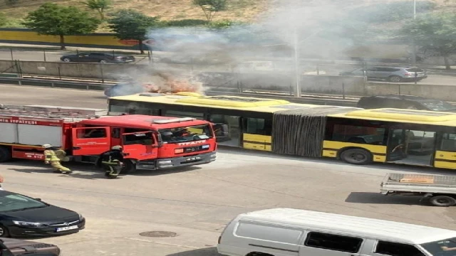 Belediye otobüsü, seyir halindeyken alev aldı