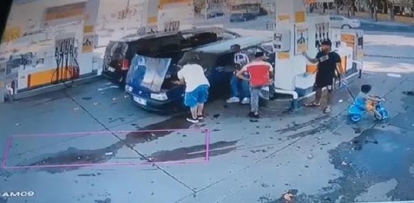 Sarıyer'de akaryakıt istasyonunda otomobilin alev aldığı anlar kamerada