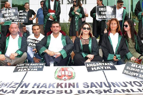 Adana Barosu avukatlarından adliye önünde 'ücret tarifesi' eylemi 
