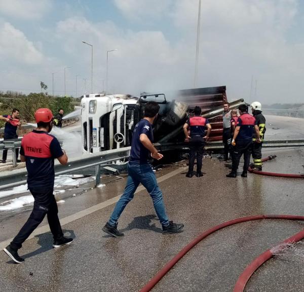 Devrilip alev alan TIR'ın şoförü öldü