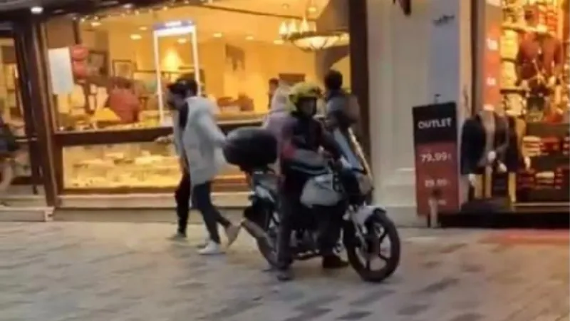 İstiklal Caddesi'nde 'laf attın' kavgası