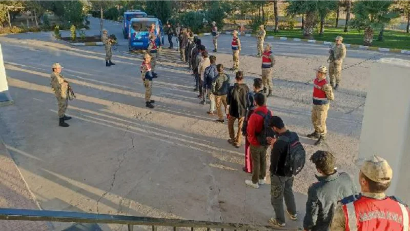Şanlıurfa’da kamyonette 24 kaçak göçmen yakalandı
