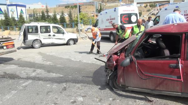 Kırıkkale'de otomobil  ile hafif ticari araç çarpıştı: 9 yaralı