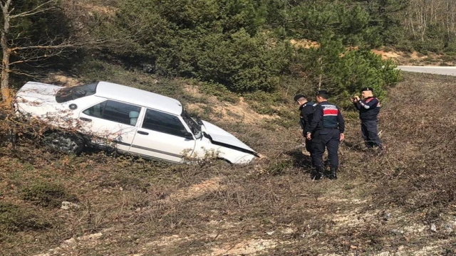 Bilecik’te seyir halinde kontrolden çıkan araç şarampole uçtu
