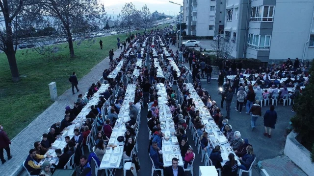 Binlerce kişinin buluştuğu iftar sofrası havadan görüntülendi
