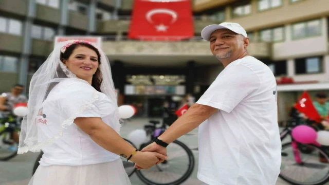 Bisiklet tutkunu çift bu sefer ’mutluluğa’ pedal çevirdi