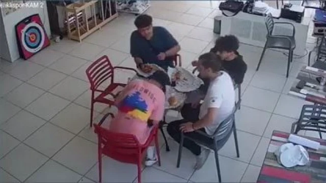 Boğazına biber kaçan genci arkadaşının heimlich manevrası hayata döndürdü