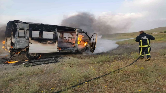 Boş araziye terk edilen minibüs alev alev yandı