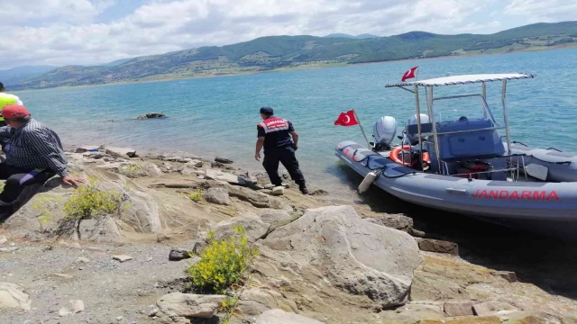 Botlu jandarma ekipleri kaçak balık avcılarına göz açtırmadı