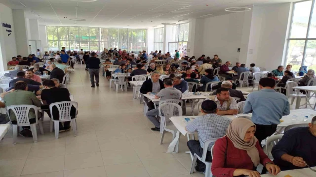 Buharkent’teki Geleneksel Keşkek Hayrı’na vatandaşlar ilgi gösterdi