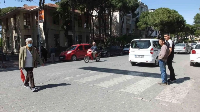 Burhaniye’de silinen yaya çizgileri vatandaşları tedirgin etti