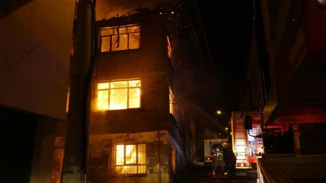 Bursa’da 3 katlı metruk bina yangında küle döndü