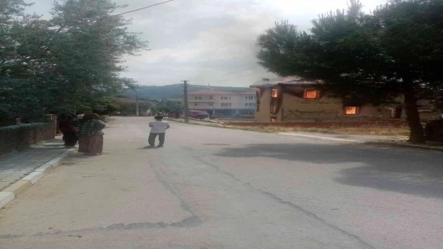 Bursa’da ahşap ev alevlere teslim oldu