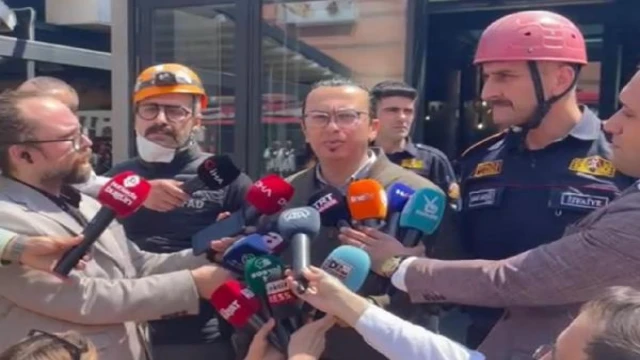 Bursa’da AVM’deki mağazanın tavanı çöktü; enkazda arama yapılıyor (2)