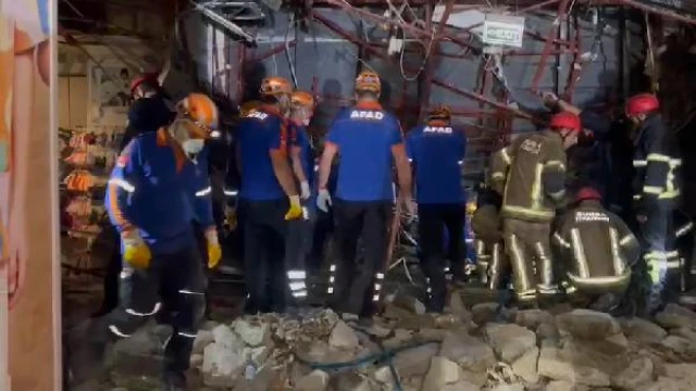Bursa’da AVM’deki mağazanın tavanı çöktü; enkazda arama yapılıyor