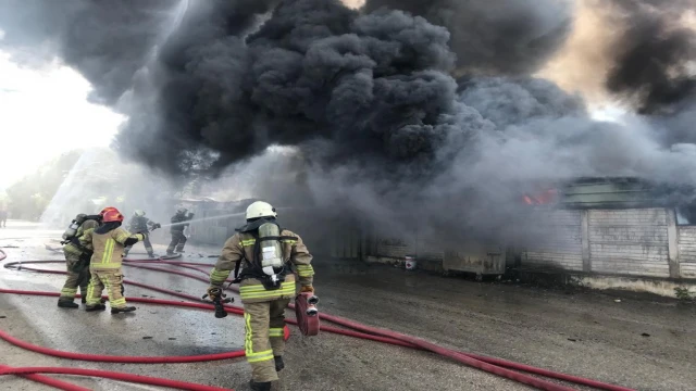 Bursa’da boya fabrikası alev alev yandı