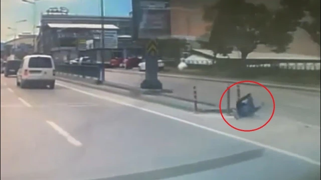Bursa’da görülmemiş kaza..Motosiklet sürücüsünün ölümden döndüğü anlar kamerada