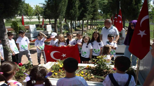 Bursa’da ilkokul öğrencilerinden şehitliğe ziyaret