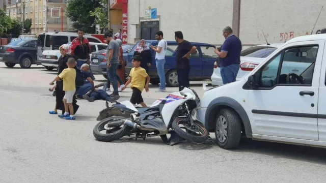 Bursa’da motosiklet araca saplandı