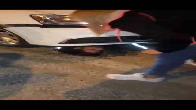 Bursa’da motosikletli kuryenin otomobilin altında can pazarı...