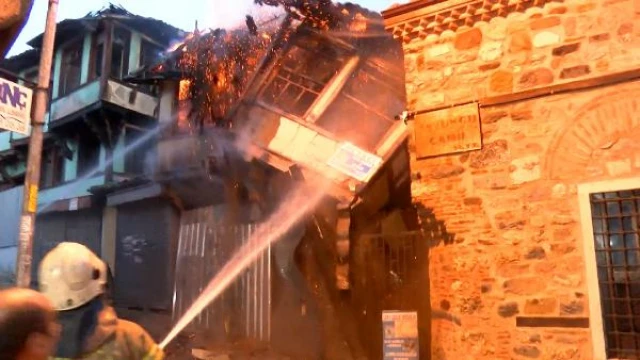 Bursa’da yangında 110 yıllık ahşap bina çöktü; 14’üncü yüzyıldan kalma cami yanma tehlikesi geçirdi