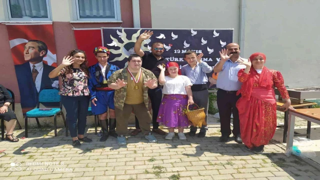 Bursalı fenomen ciğerci 200 özel öğrenciye ziyafet verdi