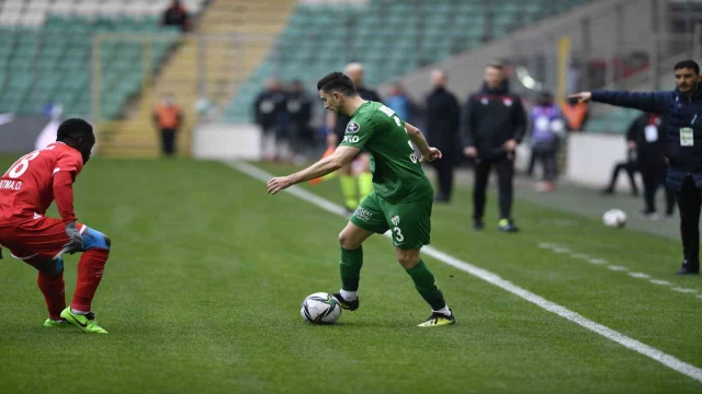 Bursaspor’da Onur Atasayar ameliyat oldu
