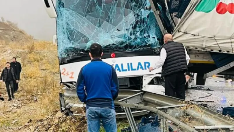 Otobüs, TIR'a arkadan çarptı: 9 yaralı