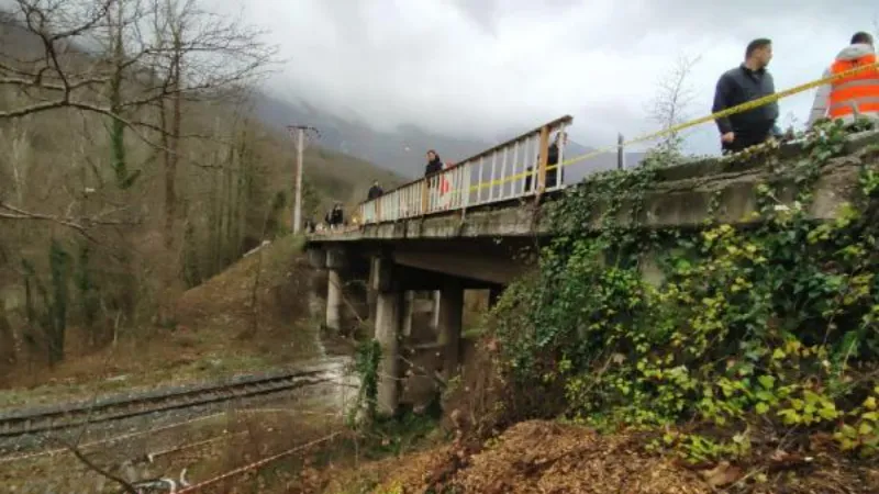 Köprüden demir yoluna uçan otomobilin sürücüsü öldü 